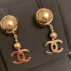 Chanel earrings NEW with box